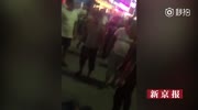 Man knocks his wife and gets beaten by a crowd