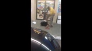 Dude Snapped And Showed No Mercy On A Guy In Front Of The Convenience Store!