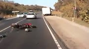 'Tail-Gating' Motorbiker falls under the truck and dies under the wheels