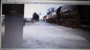 auto arrollado por tren