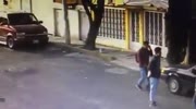 Man resists robbers and gets shot in a leg