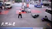 THE MOTORCYCLE DRIVER WAS HIT BY A CAR AT THE PETROL STATION
