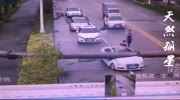 Pole falls on a car killing occupants