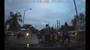 Motorcycle drivers are insulted and beaten by people from the ruling power