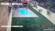 Robber drowns in a pool after he was shot by house owner