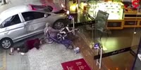 Chinese female driver hurts 2 old women in a stupid accident