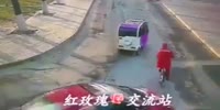 Cyclist gets crushed against concrete