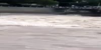Vehicle full of ppl drowns in a streamy river