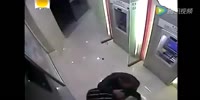 Man fights robber at the ATM room