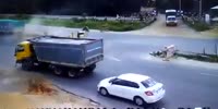 Couple narrowly avoids death under the truck wheels