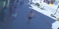 Thief grabs a purse and drags a woman along the street