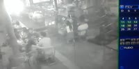 Off duty cop gets fatally shot while fighting a robber in the restaurant