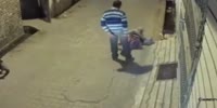 The old woman is beaten on the street