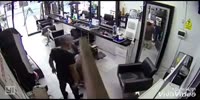 Peru: robber gets taken down by barber shop employees