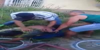 Man stops and beats a cellphone thief