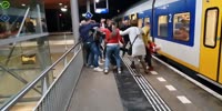 Familyfight at a railwaystation.