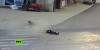 Car rams a moped and throws a woman at 10 meters