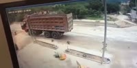 Lost control truck slams into the wall nearly killing pedestrians