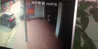 Man trying to help to park gets crushed against the wall