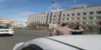 Russia: man fights a cop at the hospital entrance