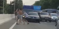 Russian road rage fight including throwing off a bridge