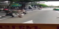 Thai rider shows his fighting skills during road rage argue
