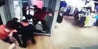 Fight in Adidas store in Moscow