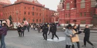 Red Square: idiot puts a plastic bag in cop`s head
