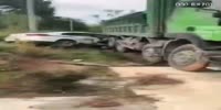 Crazy trucker destroys vehicles and flees from police