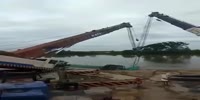 Worker barely avoids being crushed by crane