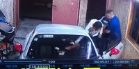 Armed thugs take man`s car right after he leaves his house