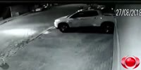 Victim of a robbery wrecks into the thieve`s car and escapes
