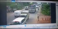 Dumb policeman knocked by the truck