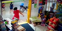 Brave guy attacks an armed robber and gets shot