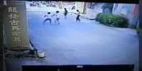 Guy fights back three attackers