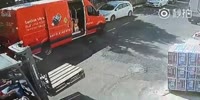 Speeding car takes a van`s door with it