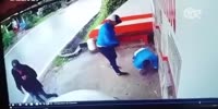 Robber beats a victim while taking his phone