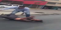 Man beats a thief in the middle of the road