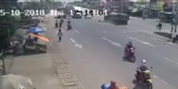 Vietnamese rider dies under the truck