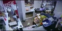 Asshole cruelly beats female store employee during robbery