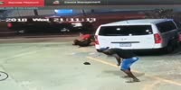 Guard fights armed thugs