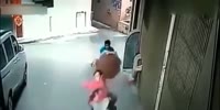Violent robbery of a girl in broad daylight
