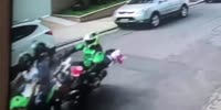 Thugs shoot a biker on full spreed to rob him
