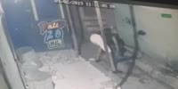 Thief stabs victim multiple times