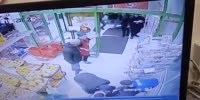 Stolen cart with fruits causes fight of thieves & security guard
