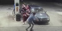 Spring breakers fight an armed robber