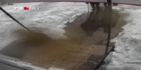 Falling ice kills an old man in Russia