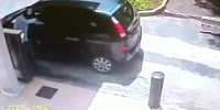 Wrong car to rob ! (R)