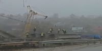 Close call: workers avoid death by falling crane