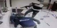 Armed thugs kick in the face security guard during bank robbery